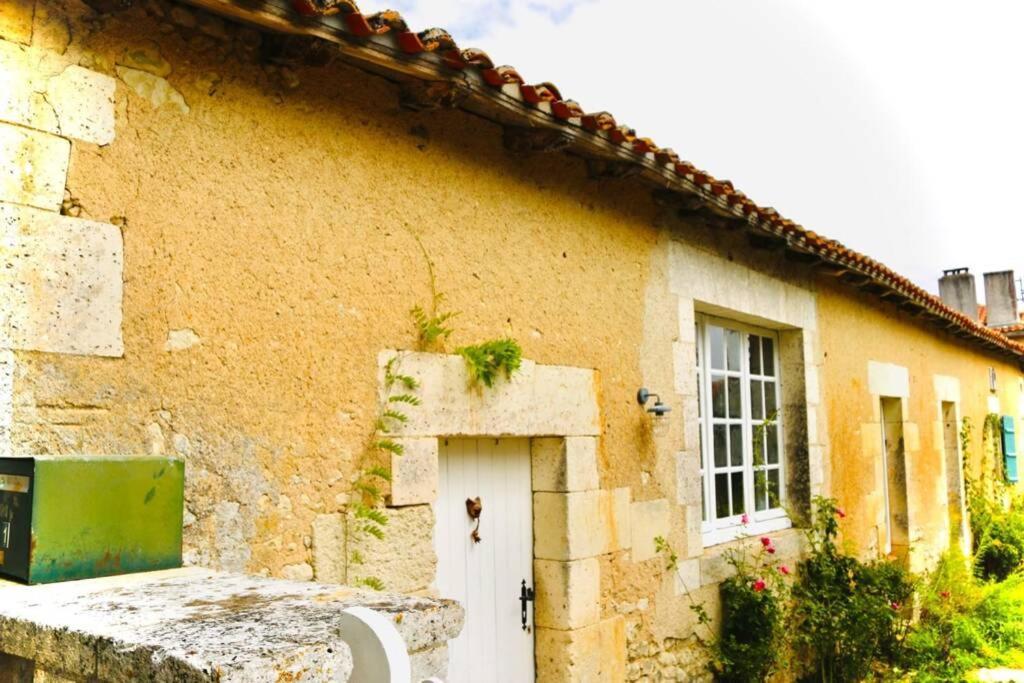As Seen On A New Life In The Sun - Beautiful 3 Bedroom Cottage With Shared Pool Montboyer Exteriér fotografie