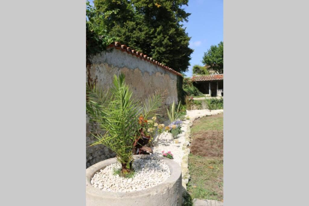 As Seen On A New Life In The Sun - Beautiful 3 Bedroom Cottage With Shared Pool Montboyer Exteriér fotografie