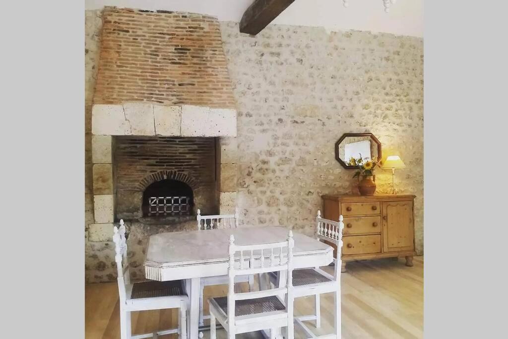 As Seen On A New Life In The Sun - Beautiful 3 Bedroom Cottage With Shared Pool Montboyer Exteriér fotografie