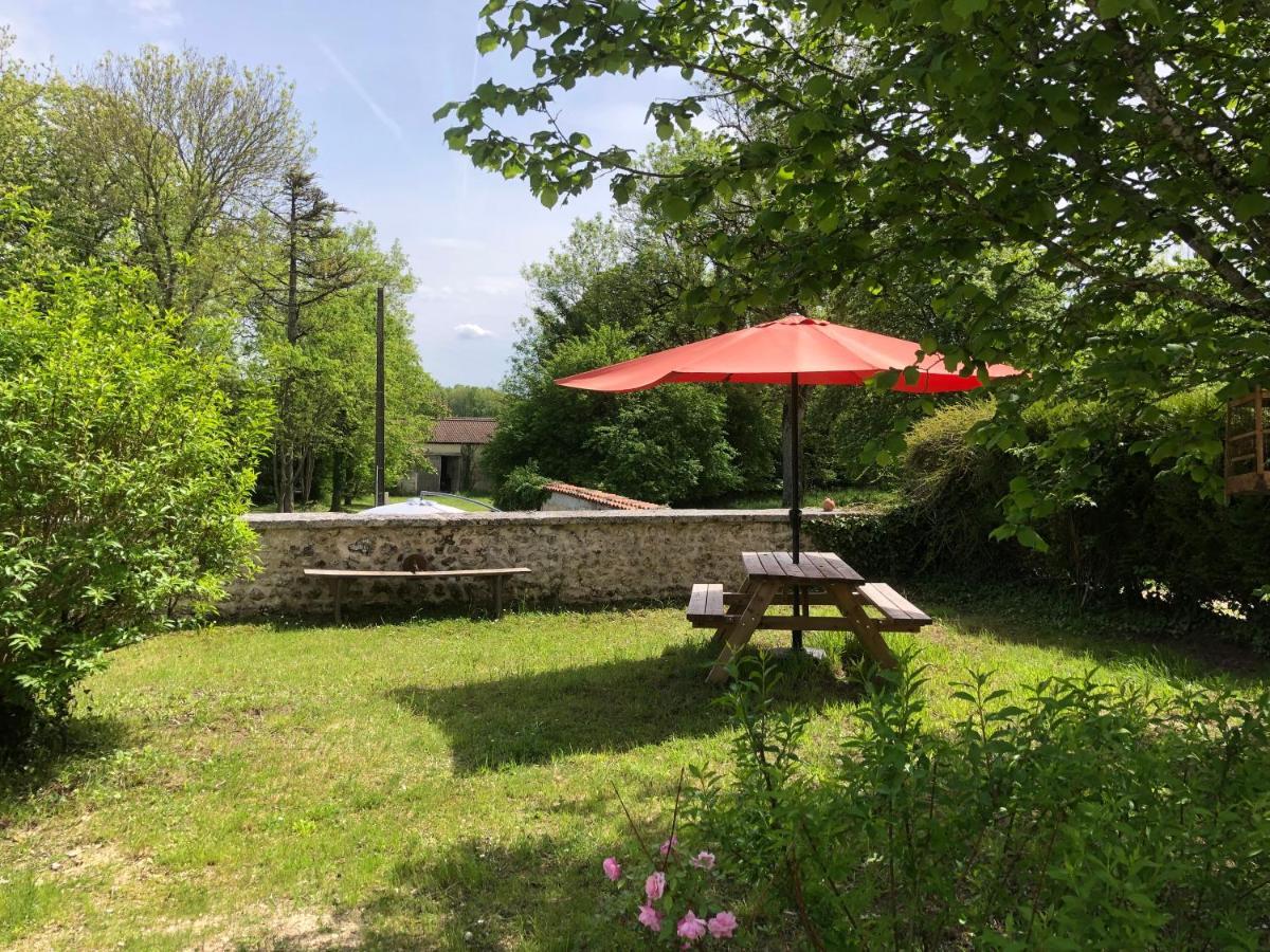 As Seen On A New Life In The Sun - Beautiful 3 Bedroom Cottage With Shared Pool Montboyer Exteriér fotografie