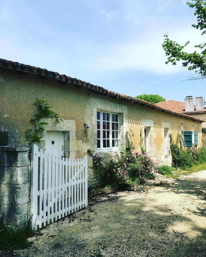 As Seen On A New Life In The Sun - Beautiful 3 Bedroom Cottage With Shared Pool Montboyer Exteriér fotografie