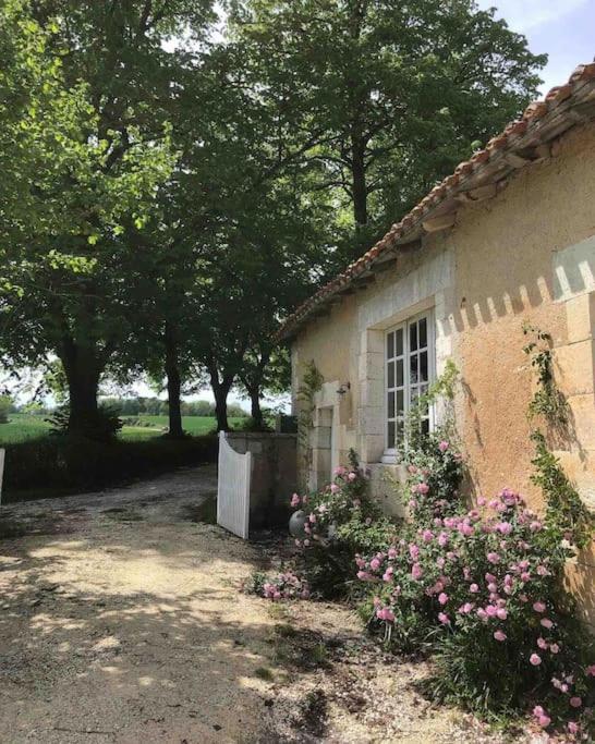 As Seen On A New Life In The Sun - Beautiful 3 Bedroom Cottage With Shared Pool Montboyer Exteriér fotografie