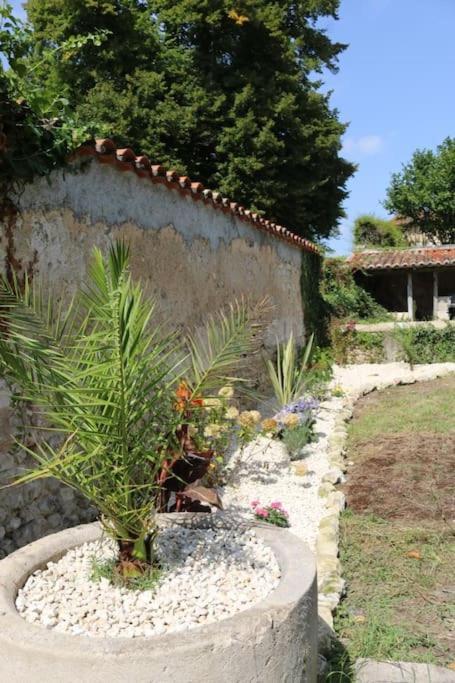 As Seen On A New Life In The Sun - Beautiful 3 Bedroom Cottage With Shared Pool Montboyer Exteriér fotografie