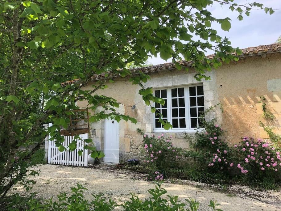 As Seen On A New Life In The Sun - Beautiful 3 Bedroom Cottage With Shared Pool Montboyer Exteriér fotografie