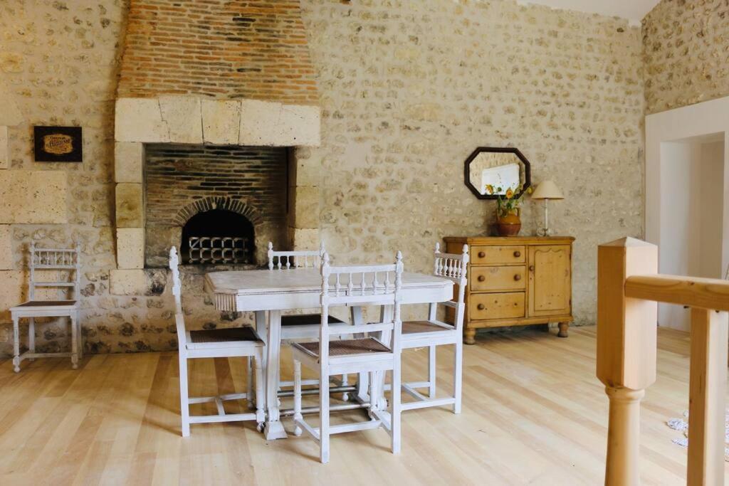 As Seen On A New Life In The Sun - Beautiful 3 Bedroom Cottage With Shared Pool Montboyer Exteriér fotografie